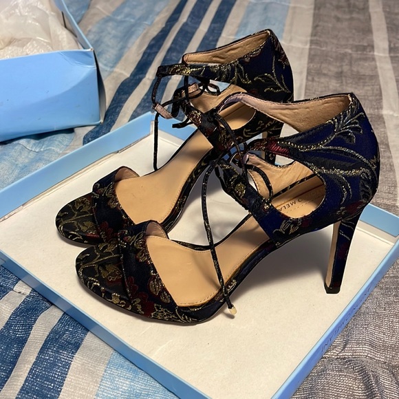 Size 7.5 - Picture 1 of 2